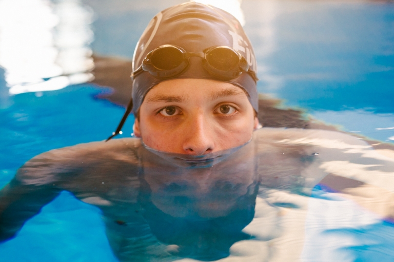 zack_senior_photography_2016_high_school_men_boys_creative_swimmer_water_dayton_ohio_katie_swift_liveroygbiv_fine_art2